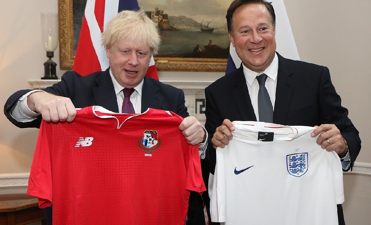 Boris Johnson and Juan Carlos Varela trading Panama and England football jerseys