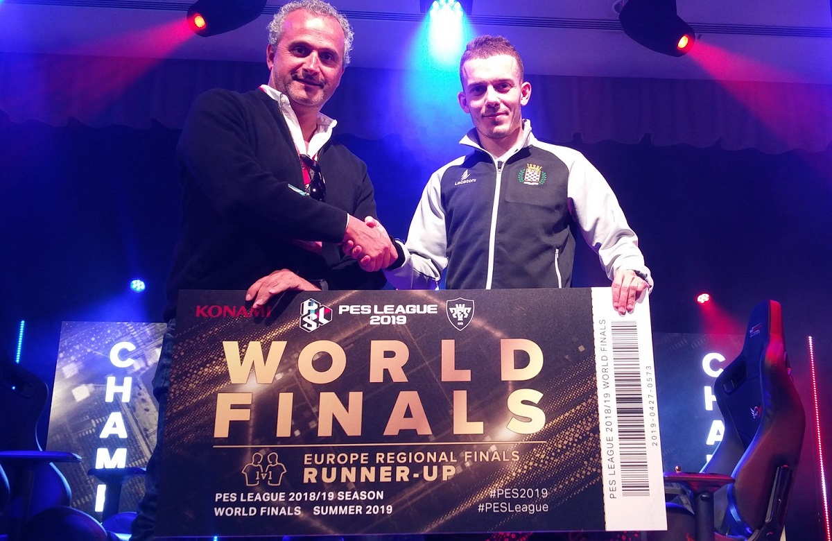 2010 PES League World Champion Christopher Maduro Morais holding the 2019 finals ticket for the Regional Final to Porto runner-up